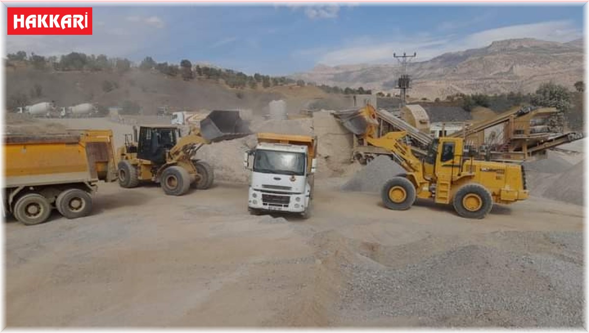 Derecik'te yol yapım çalışmalarına hız verildi