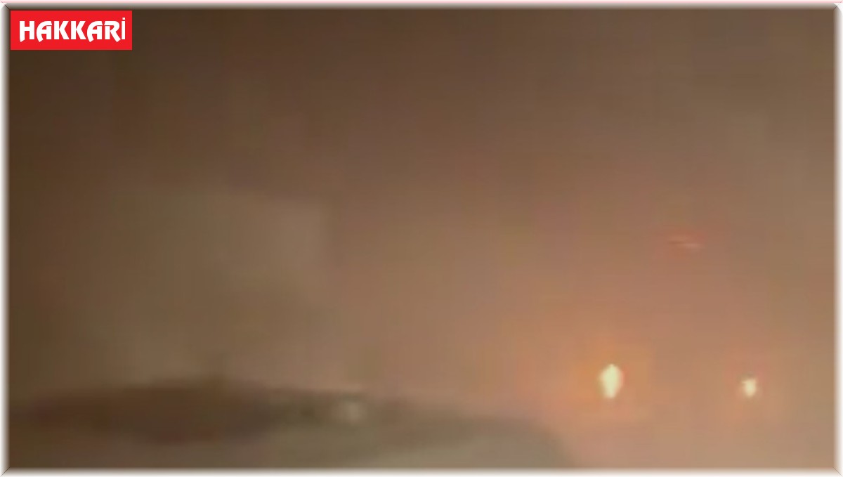 Derecik yolunda mahsur kalan 8 araç ve 35 vatandaş kurtarıldı