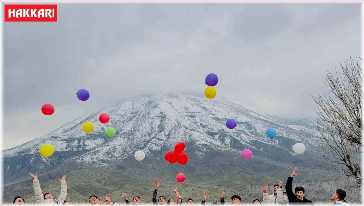 Derecikli öğrenciler depremde hayatını kaybedenleri andı