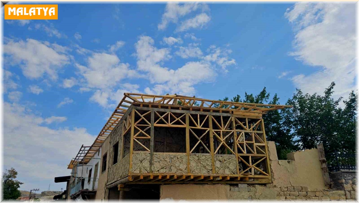 Derende'deki eski otelde restorasyon çalışmaları sürüyor