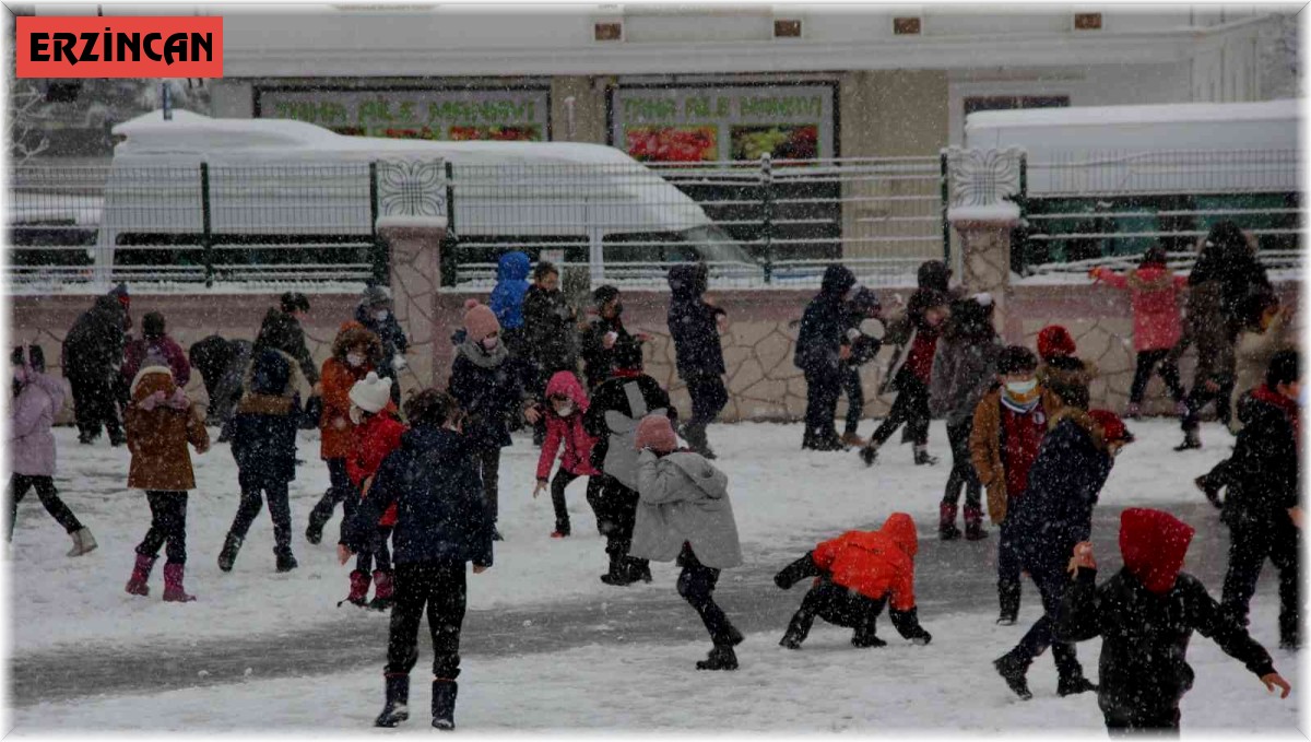 Ders öncesi minik öğrencilerin kartopu keyfi