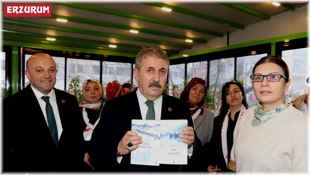 Destici'ye kitap hediye etti