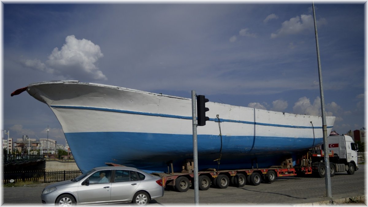 Dev balıkçı teknesi ilgi odağı oldu