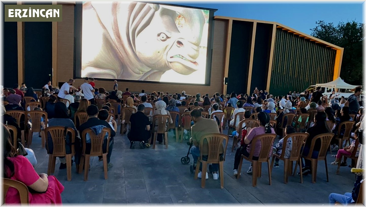 Dev ekranda çocuklara sinema keyfi