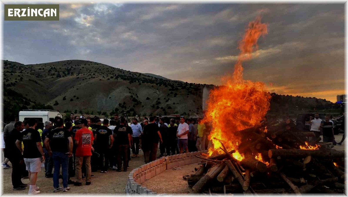 Dev kamp ateşi yakıldı, vali yanma tehlikesi atlattı