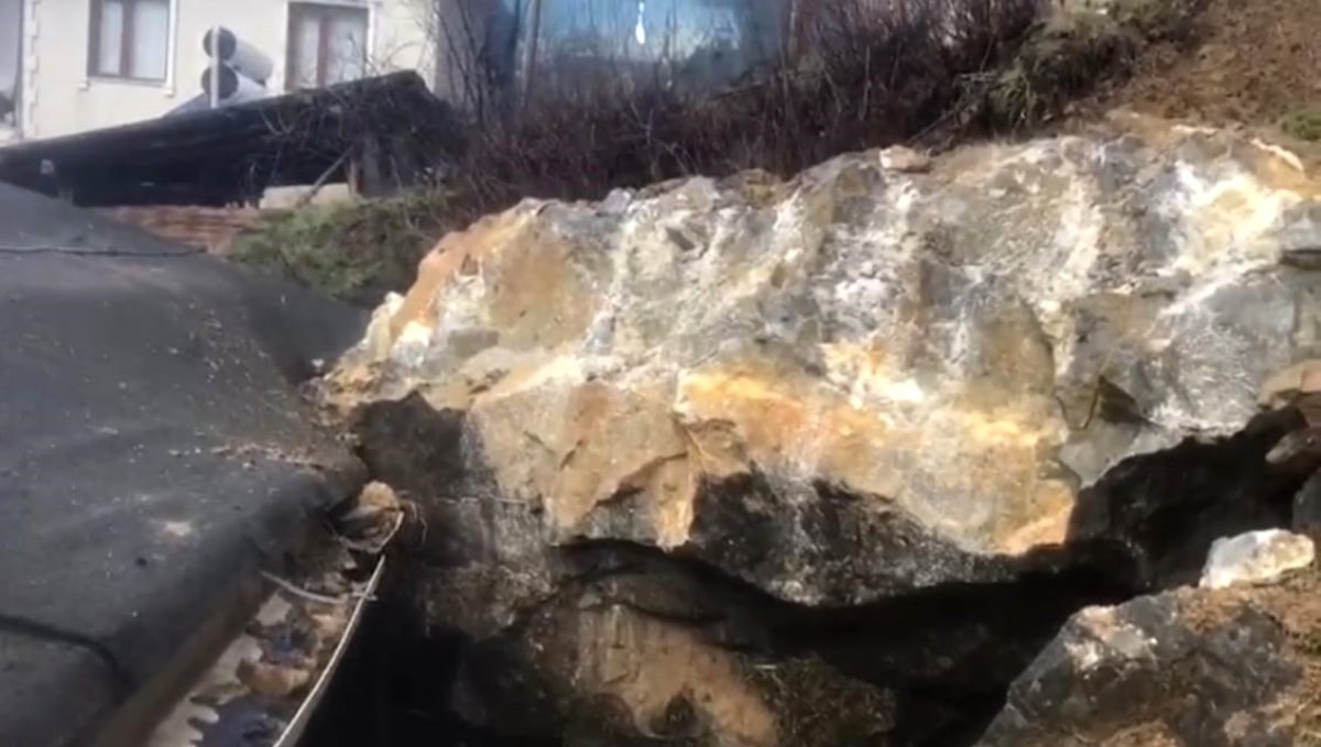 Dev kaya parçası evin çatısına düştü