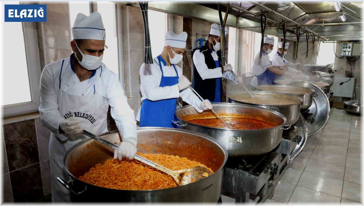 Dev kazanlar depremzede vatandaşlar için kaynıyor