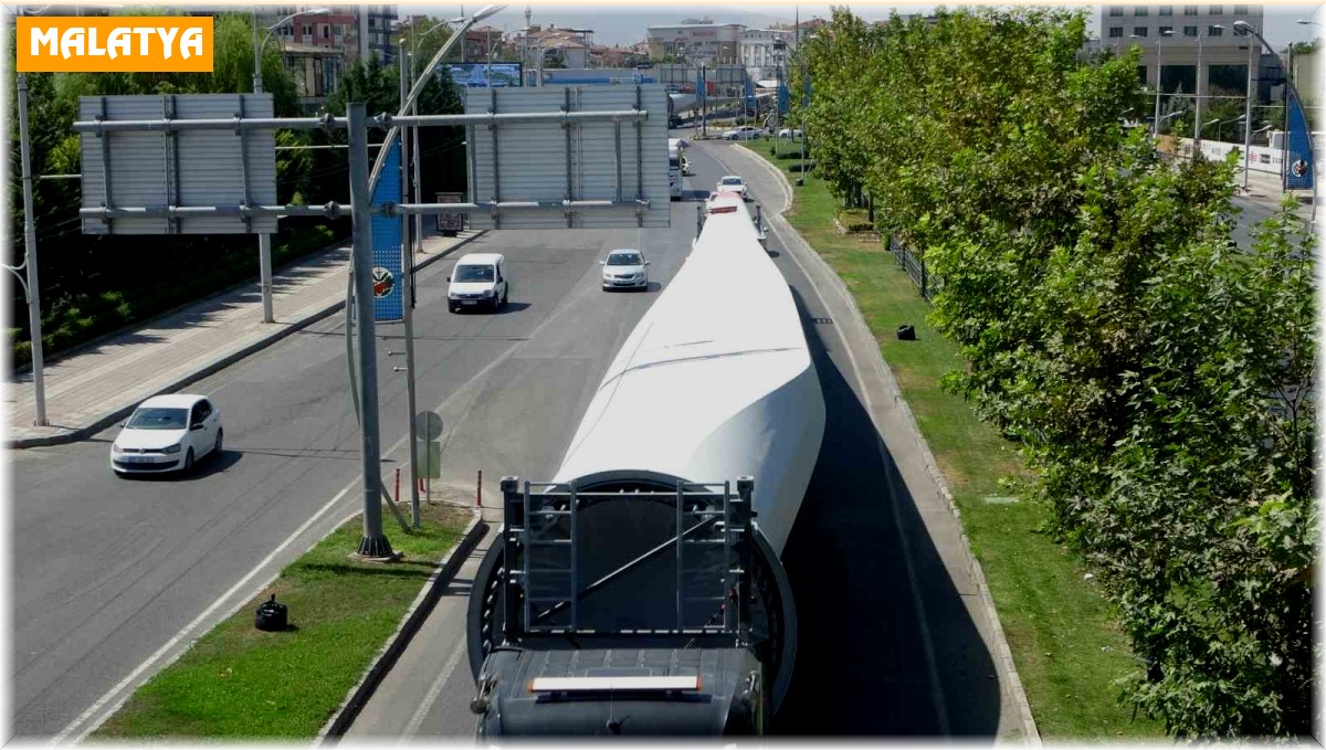Dev rüzgar gülü türbinleri böyle taşındı