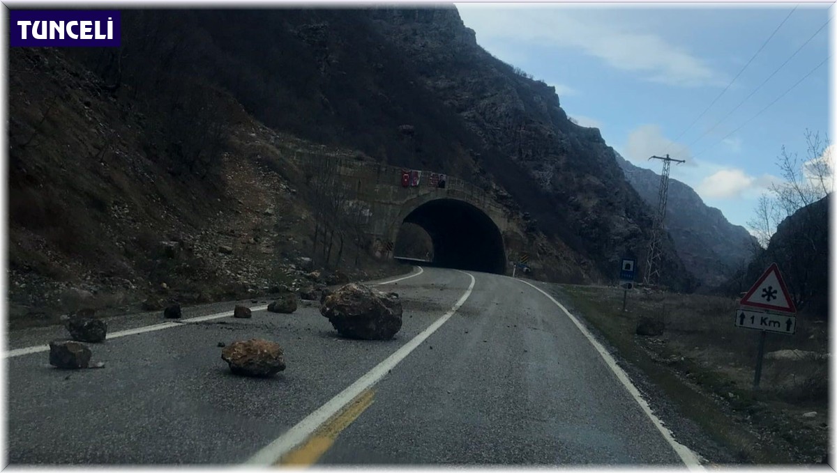 Dev taş parçaları yola düştü