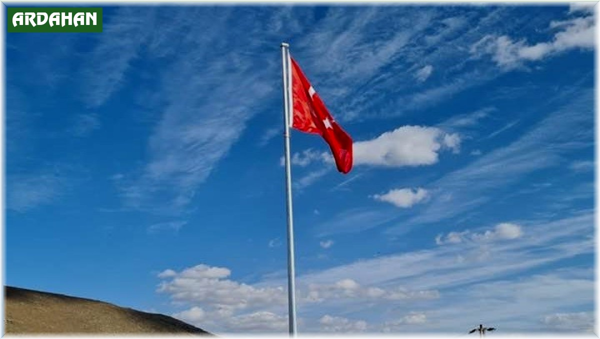 Dev Türk Bayrağı Çıldır semalarında dalgalanacak