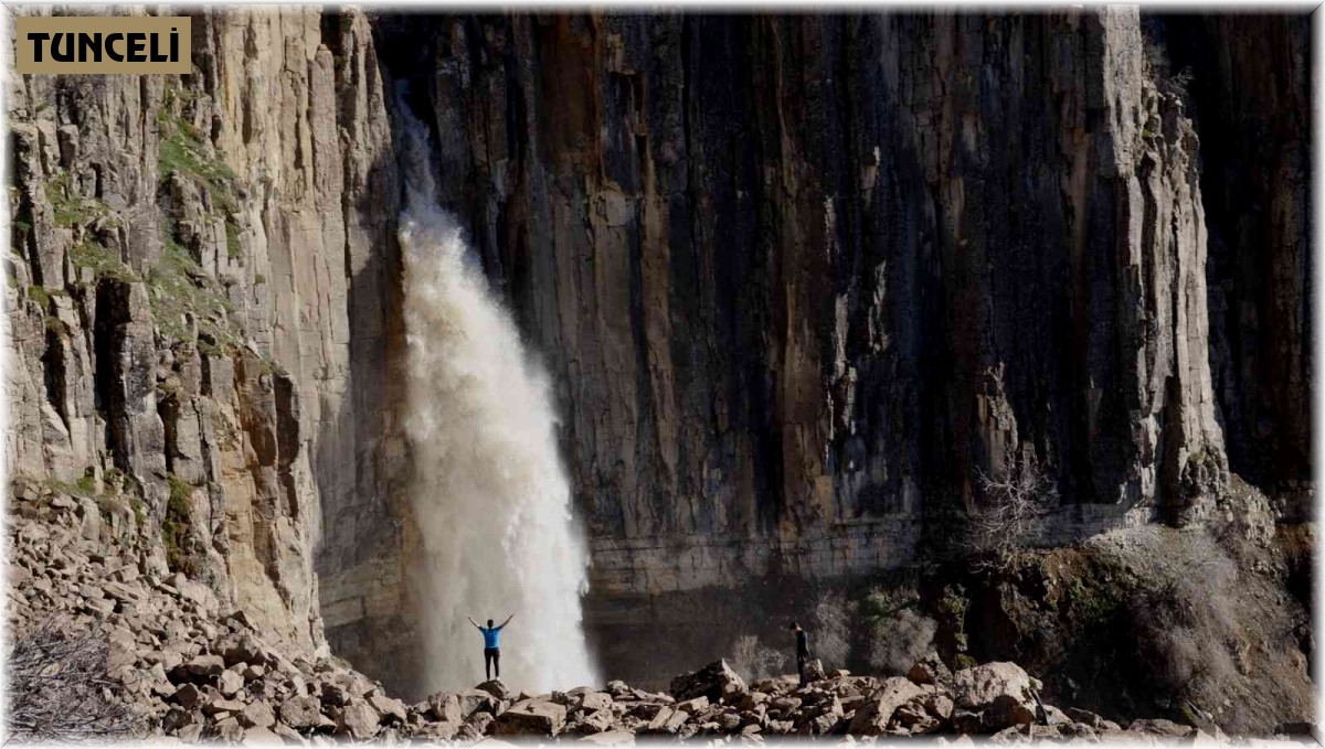 Devasa büyüklükteki kayanın göbeğinden akan şelale, heybeti ve güzelliğiyle ilgi odağı oldu