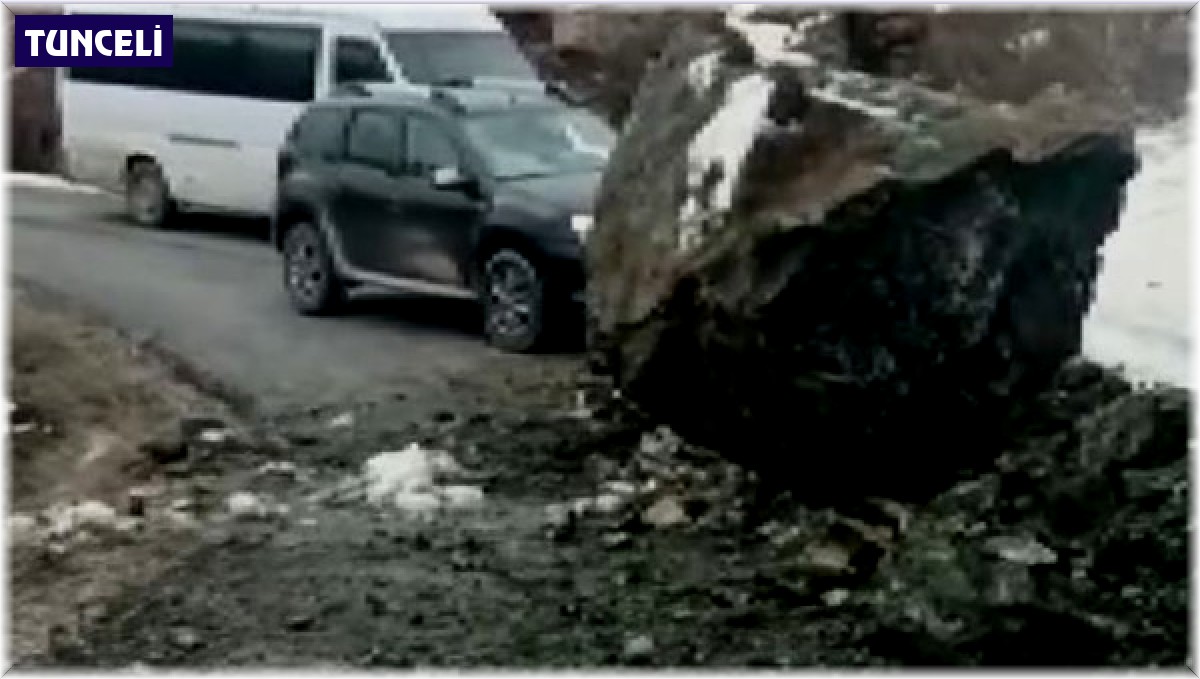 Devasa kaya parçaları köy yolunu kapattı