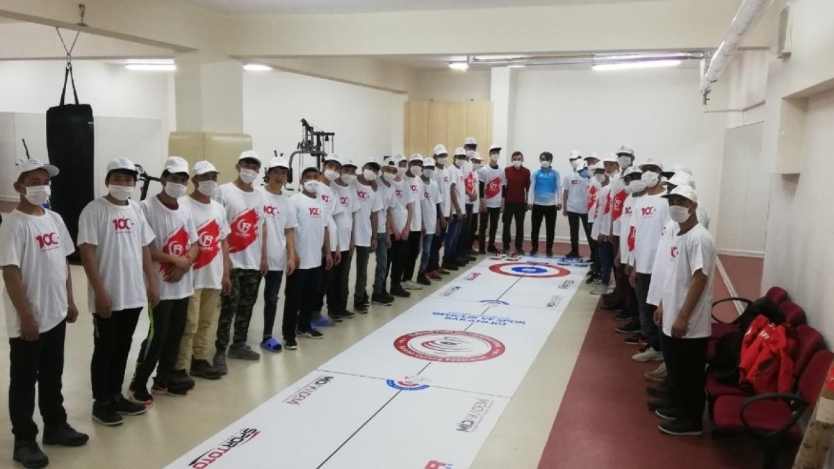 Devlet korumasındaki Afgan çocukların Floor Curling heyecanı