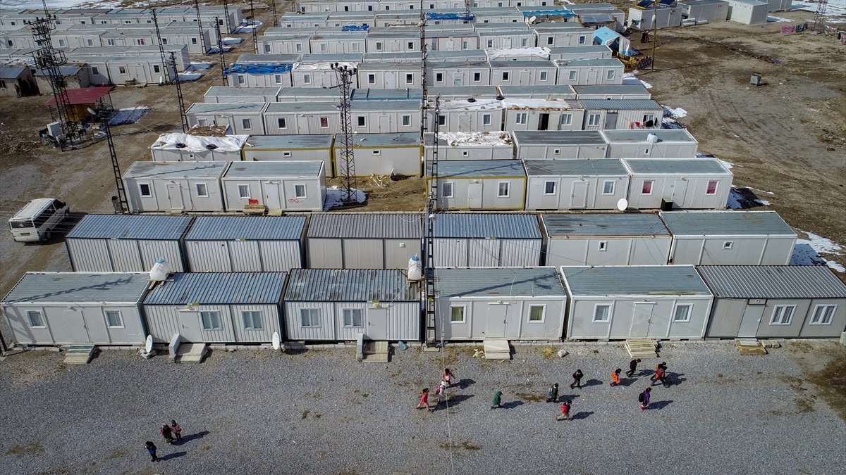 Devletin şefkat eli Başkaleli depremzedelerin acısını hafifletti