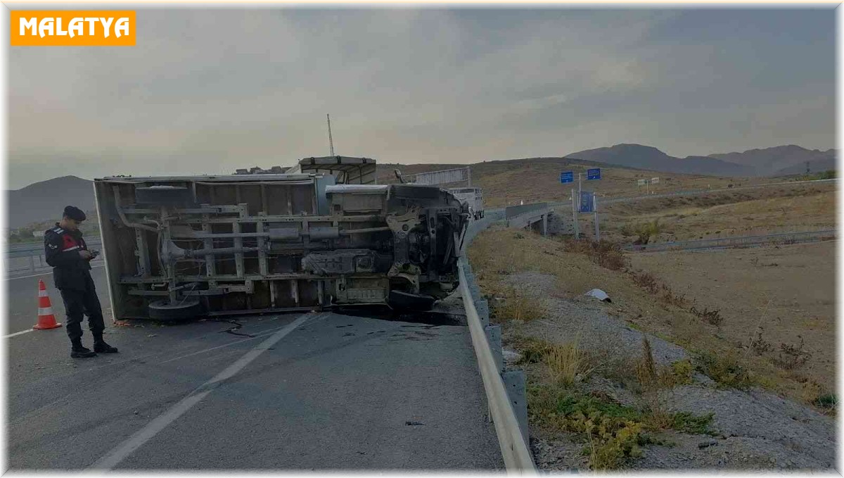 Devrilen kamyonun sürücüsü yaralandı