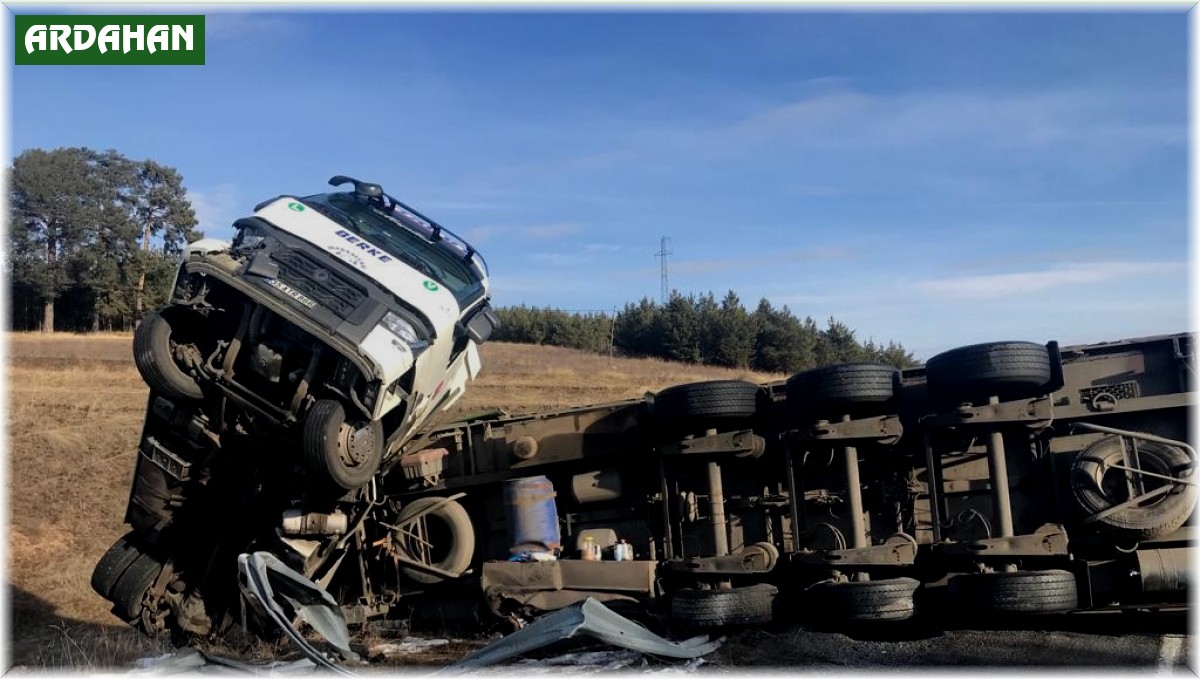 Devrilen kimyasal toz yüklü tır yolu kapattı