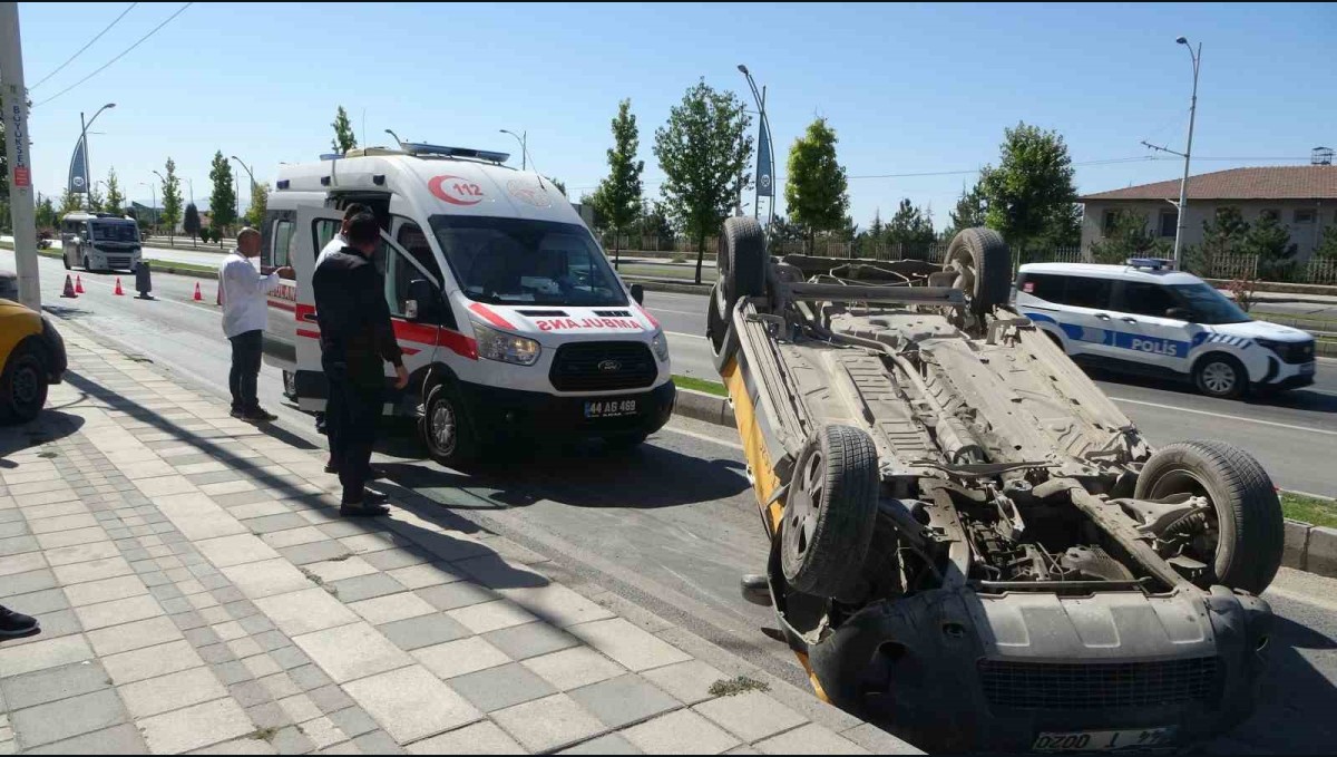 Devrilen ticari taksi ters döndü: 1 yaralı