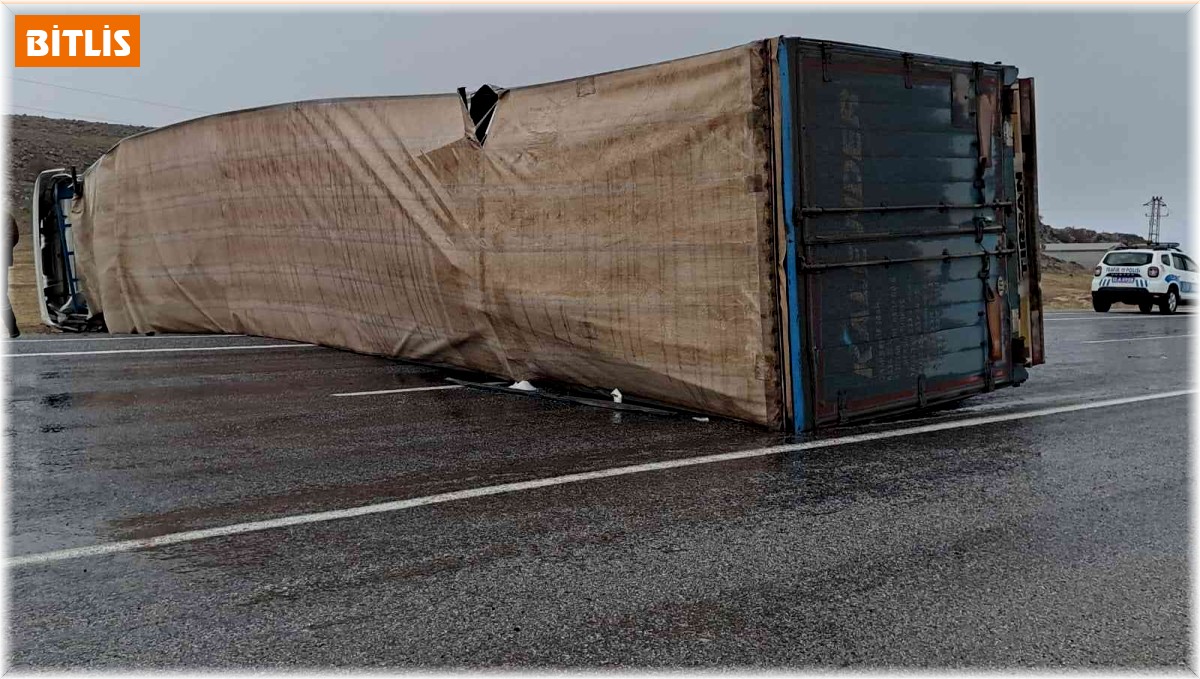 Devrilen tır ulaşımda aksamaya neden oldu