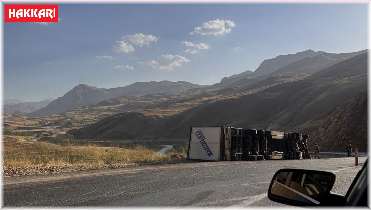 Devrilen tırdan sürücüsü yara almadan kurtuldu