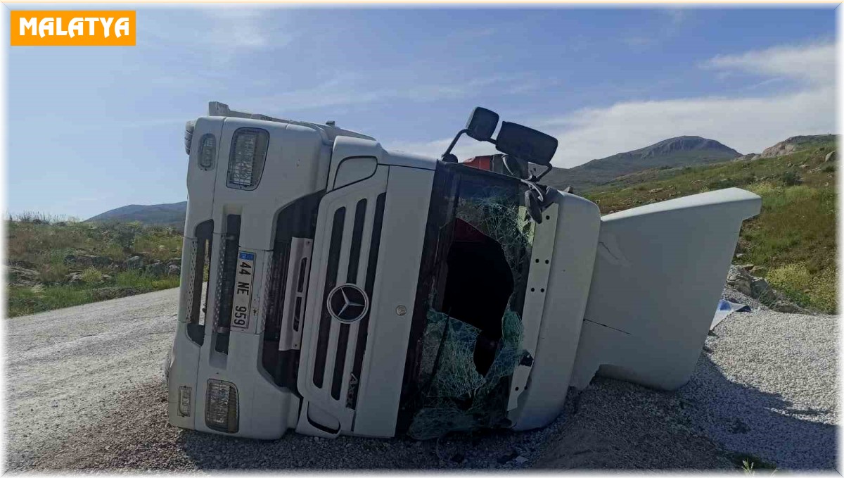 Devrilen tırın sürücüsü yaralandı