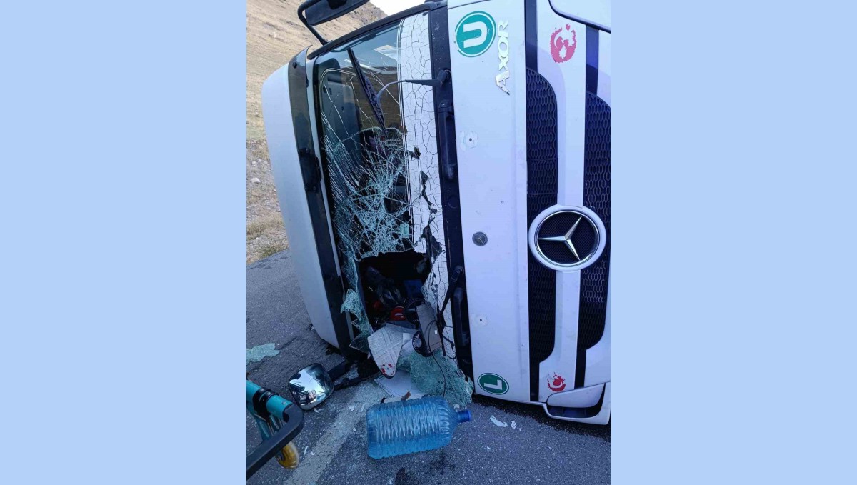 Devrilen tırın sürücüsü yaralandı