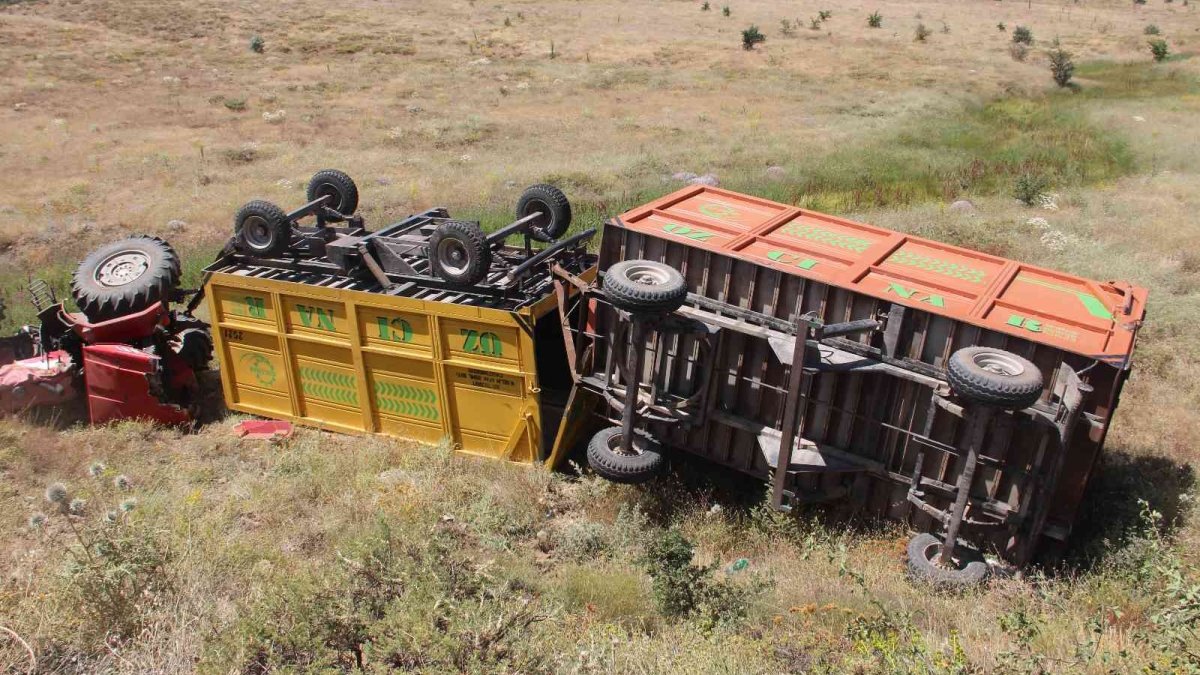 Devrilen traktör altında kalan sürücü ağır yaralandı