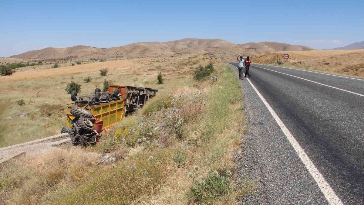 Devrilen traktör altında kalan sürücü öldü