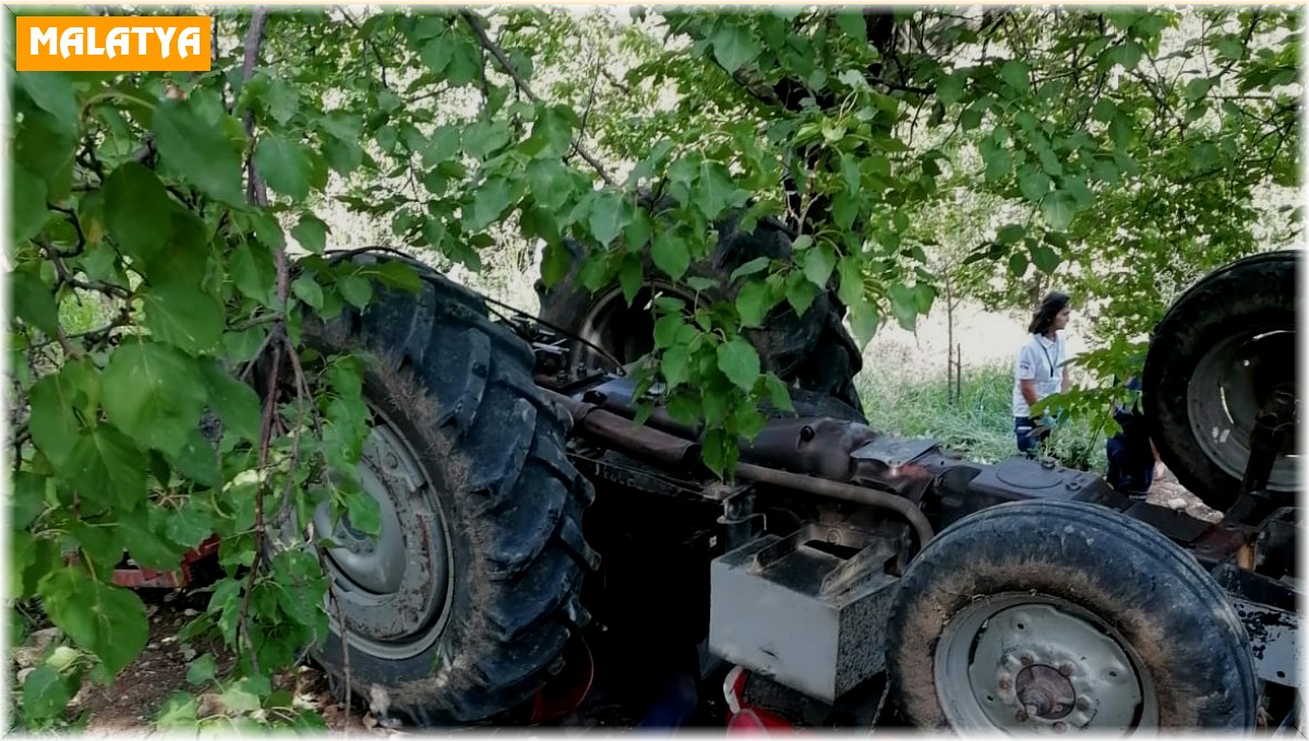 Devrilen traktörün altında kalan sürücü hayatını kaybetti