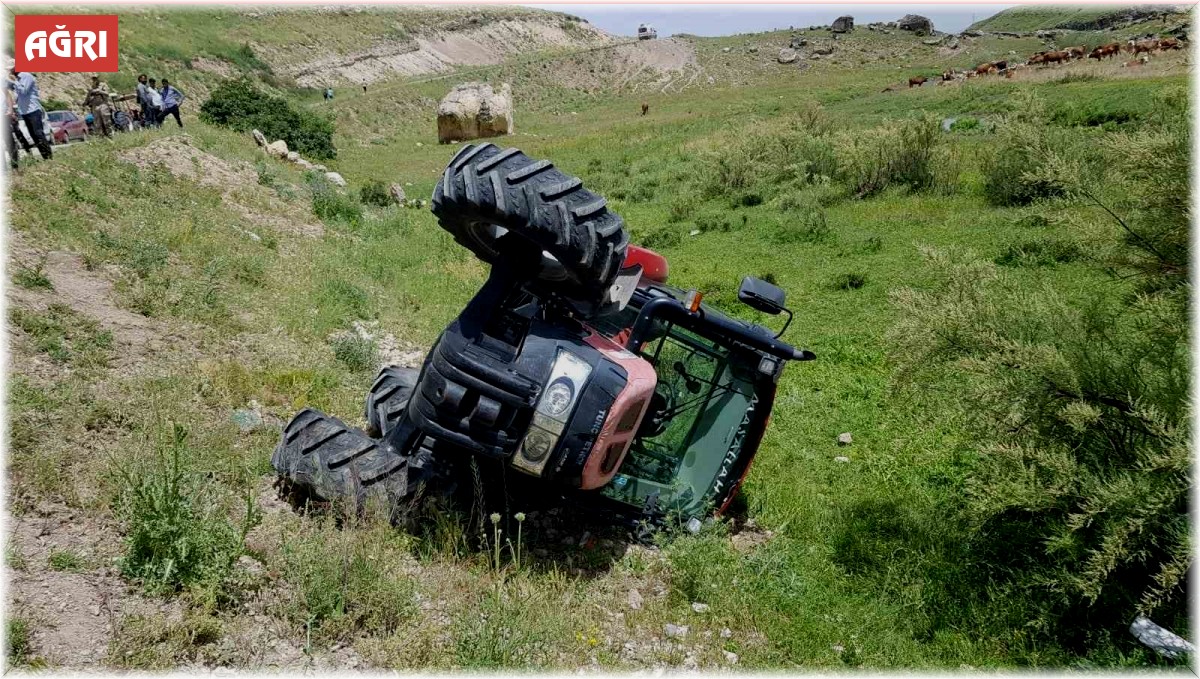 Devrilen traktörün kabinli olması sürücüyü kurtardı