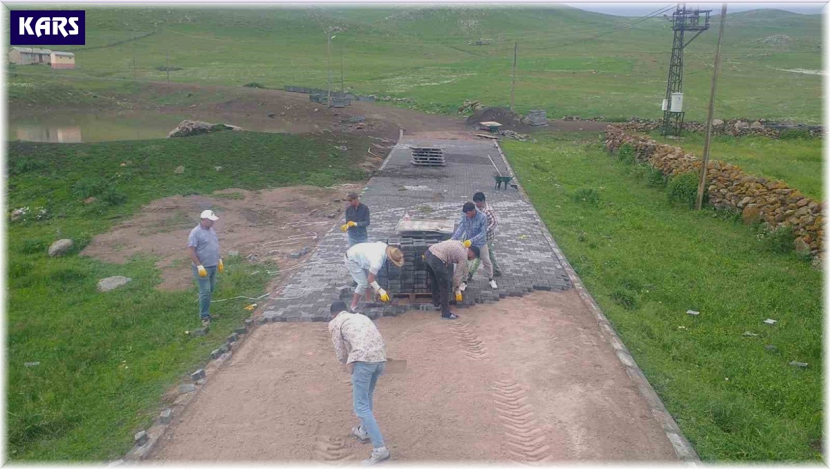 Digor'da köylere kilit parke taş yol yapılıyor