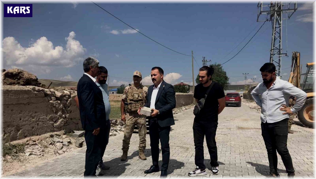 Digor'da köylere kilitli parke taş yol yapımı sürüyor