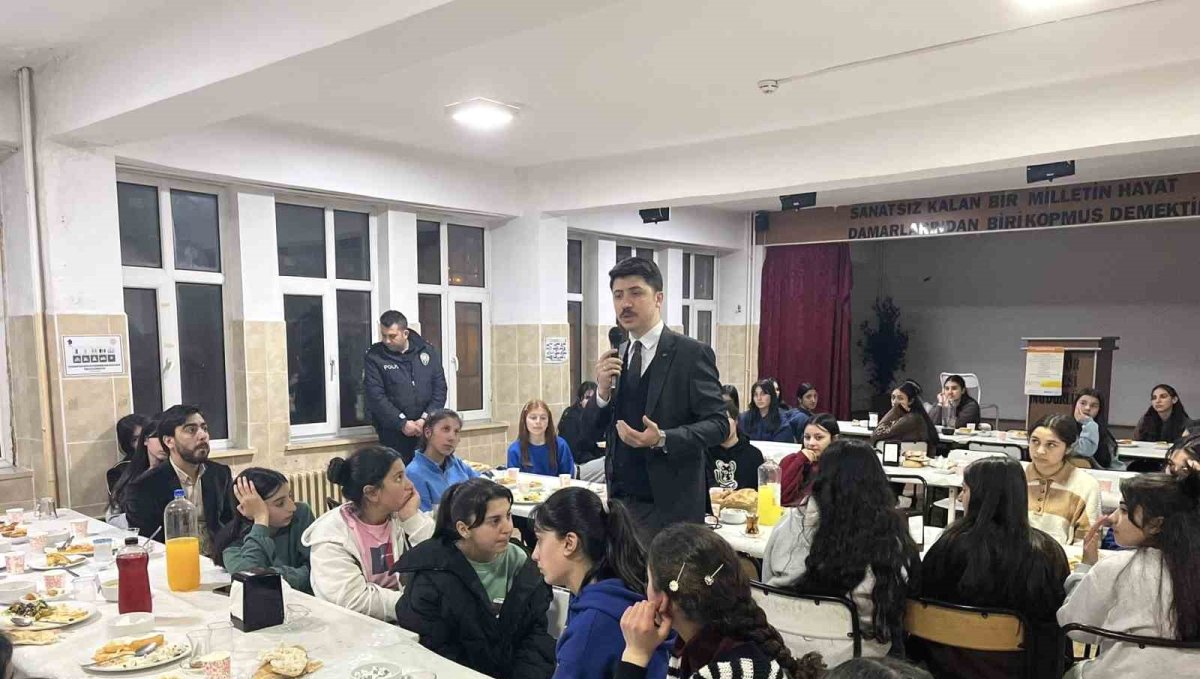 Digor Kaymakamı Ahmed Tayyib Kahraman öğrencilerle iftar sofrasında buluştu