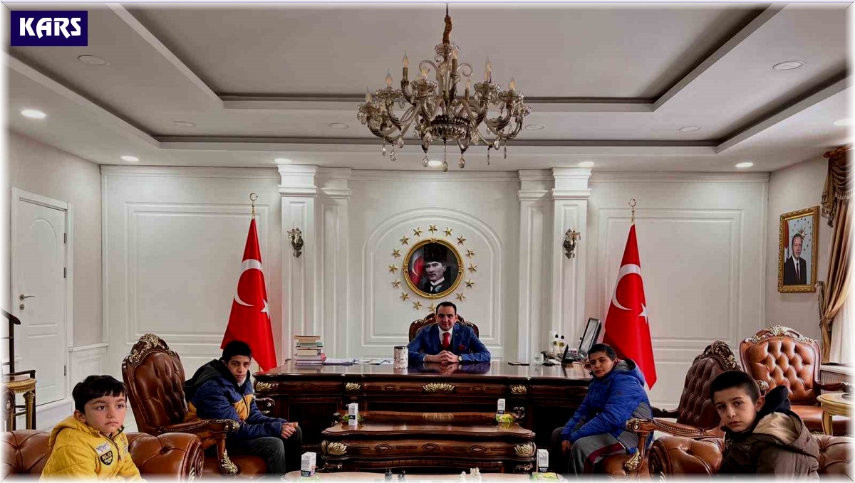 Digorlu öğrenciler anlamlı bağış: "Empati yaptık, bizim bölge de böyle olabilirdi"