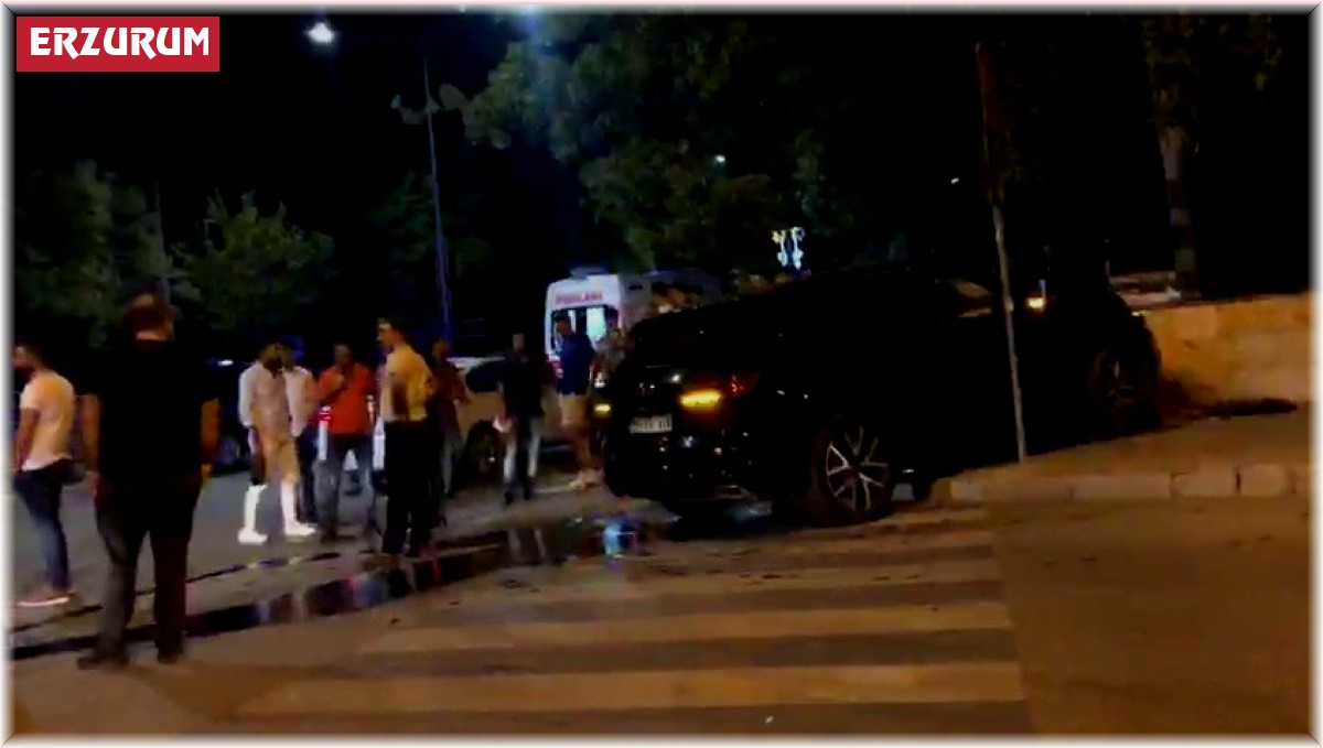 Dikkatsiz sürücüler kavşakta kafa kafaya çarpıştı