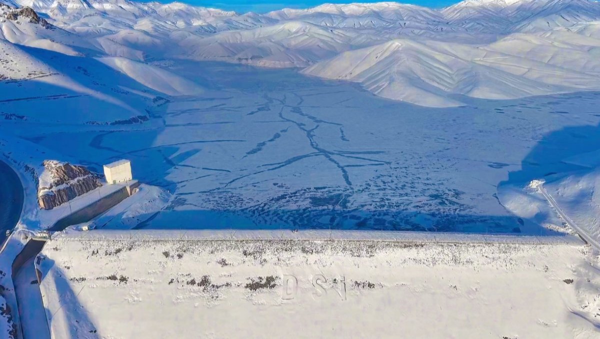 Dilimli Barajı buzla kaplandı