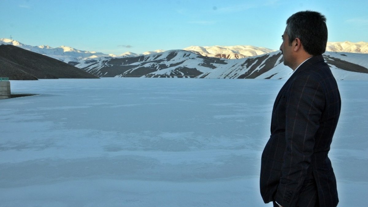 Dilimli Barajı'ndaki buzlar baharın gelmesine rağmen çözülmedi