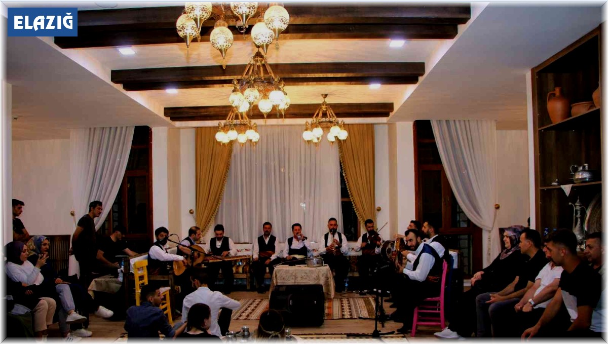 Dinleyenleri mest eden Kürsübaşı, vatandaşlar tarafından yoğun ilgi görüyor