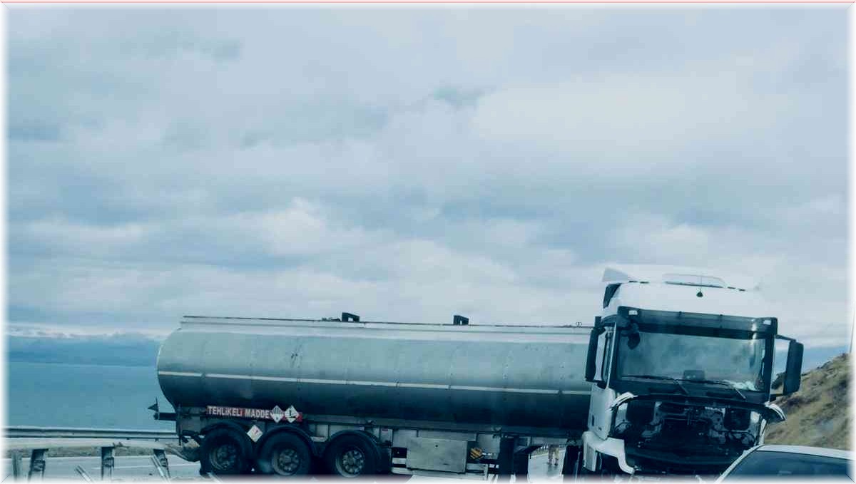 Direksiyon hakimiyetini kaybeden tır bariyerlere çarparak durdu