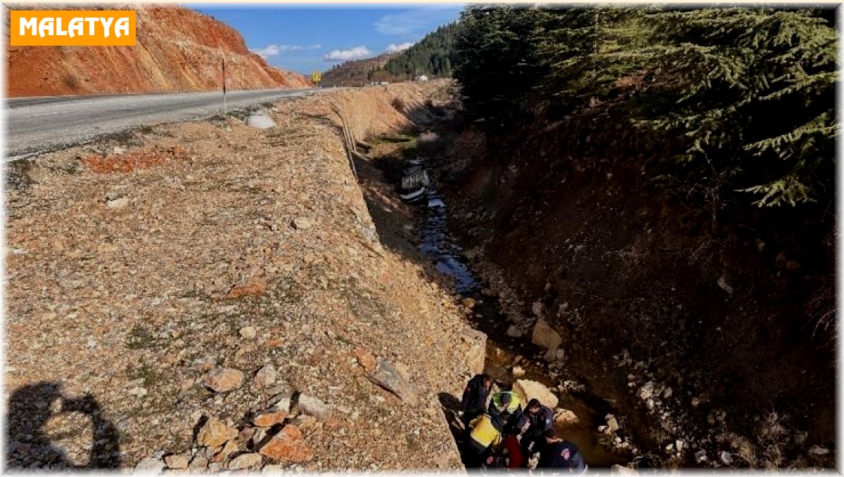 Direksiyon hakimiyetini kaybedince dere yatağına uçtu, 1 yaralı