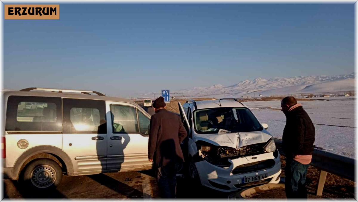 Direksiyon hakimiyetini kaybetti karşı şeritten gelen otomobile çarptı: 2 yaralı