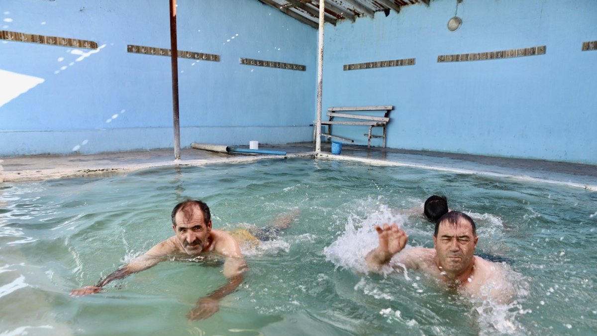 Dışarısı kavuruyor, onlar 50 derecelik Diyadin Kaplıcalarında serinlik değil şifa arıyor