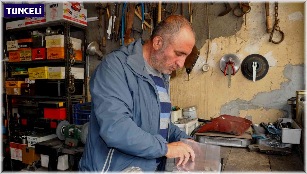 Dışından bakan hurda dükkanı sanıyor, içerisi tarihe açılıyor