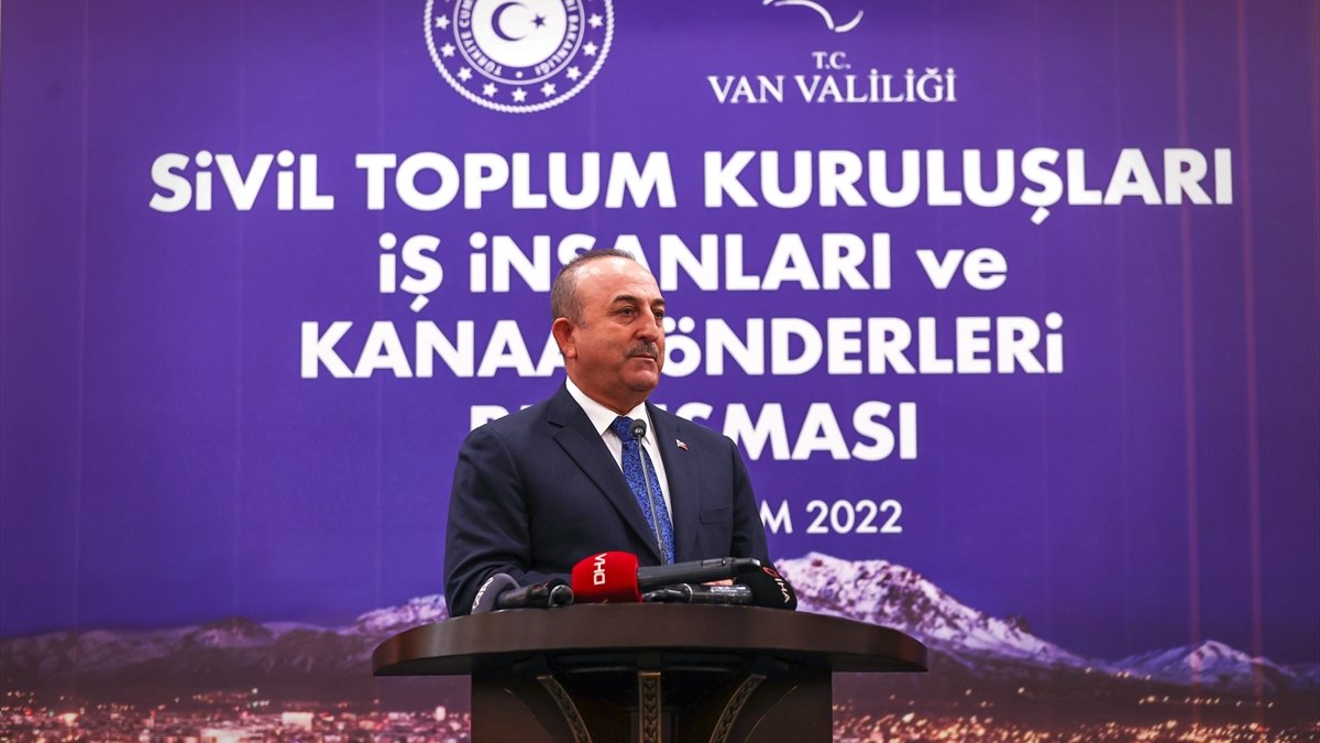 Dışişleri Bakanı Çavuşoğlu, Van'da STK temsilcileri, kanaat önderleri ve iş insanlarıyla buluştu: