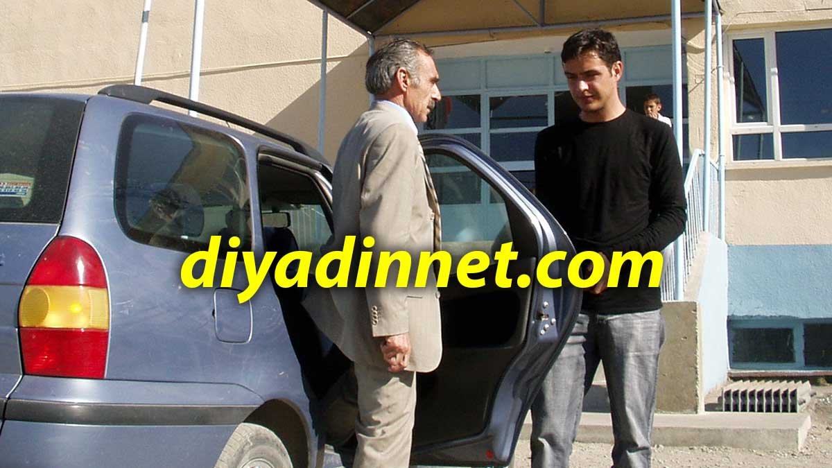 Diyadin Belediye Başkanı Seyfettin Yaşlı'nın Şoförlüğünü Oğlu Sami Yaşlı Yapıyor