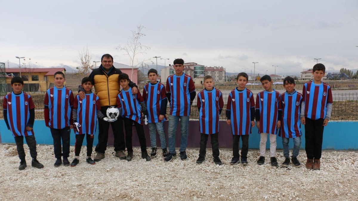 Diyadin bordo-maviye boyandı