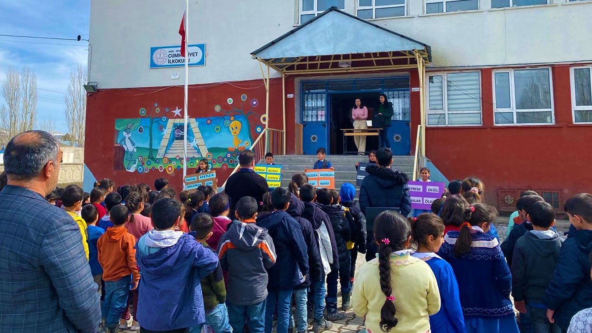 Diyadin Cumhuriyet İlkokulu'nda Deprem Tatbikatı Gerçekleştirildi