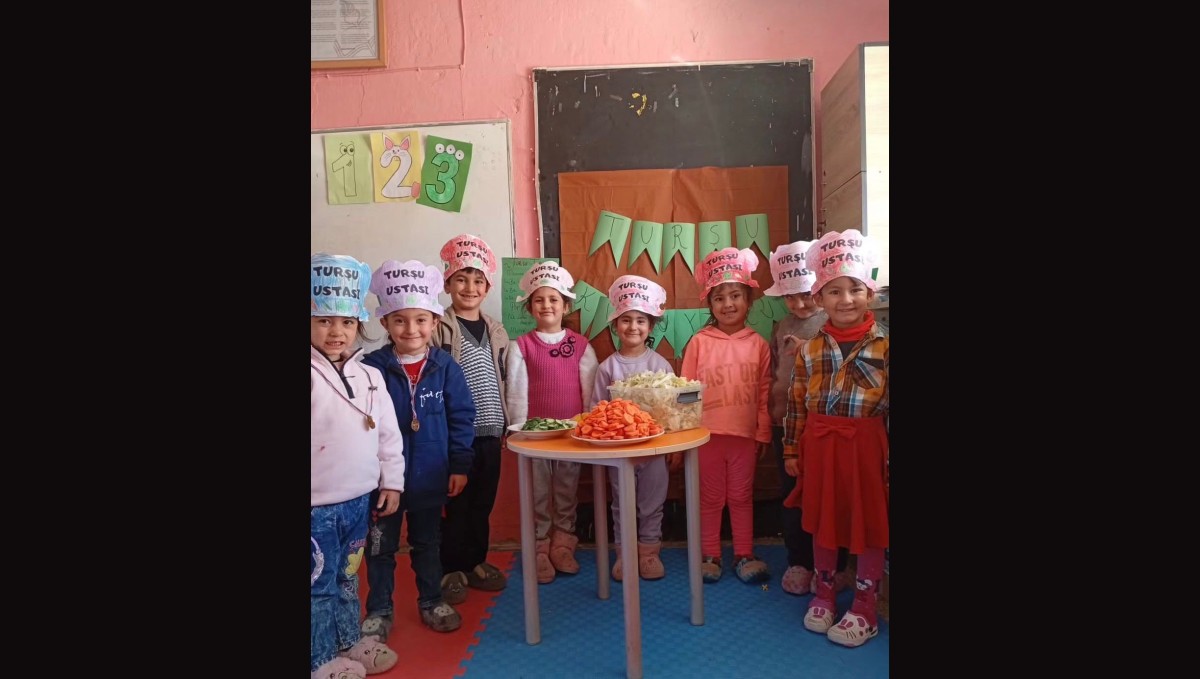 Diyadin'de anasınıfı öğrencilerinin turşu heyecanı renkli görüntüler oluşturdu