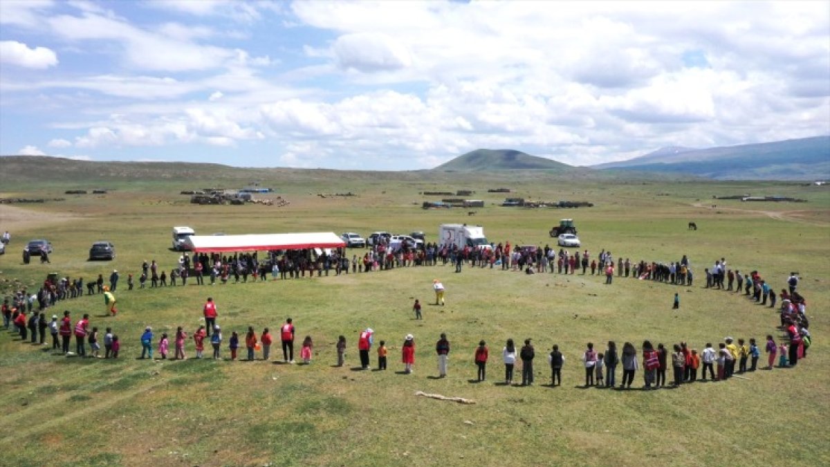 Diyadin'de bayram sevinci yaylaya taşındı: Kızılay göçer çocukları sevindirdi