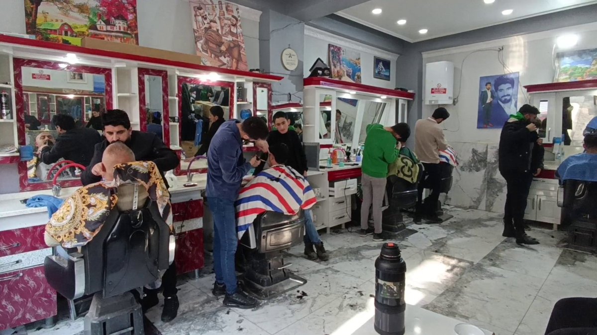 Diyadin'de berber Yakup Kaya, yetim ve öksüz çocukları ücretsiz tıraş ediyor