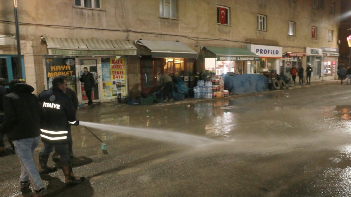 Diyadin'de caddeler tazyikli su ile yıkandı